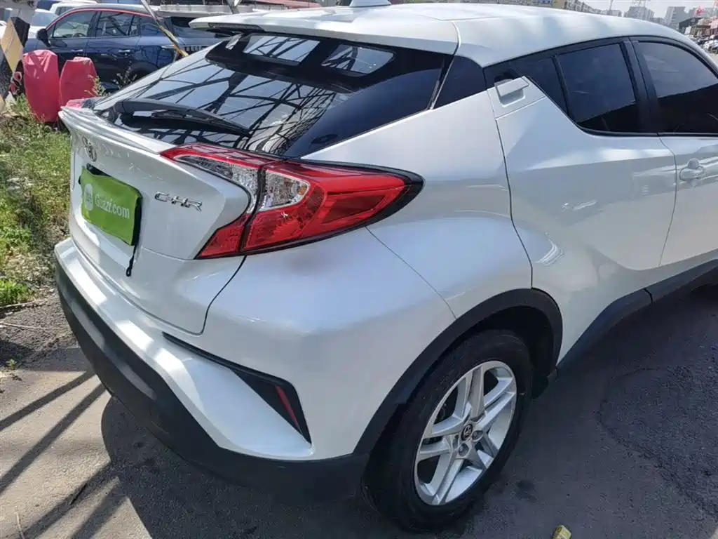 Toyota C-HR 2022 — фото 8