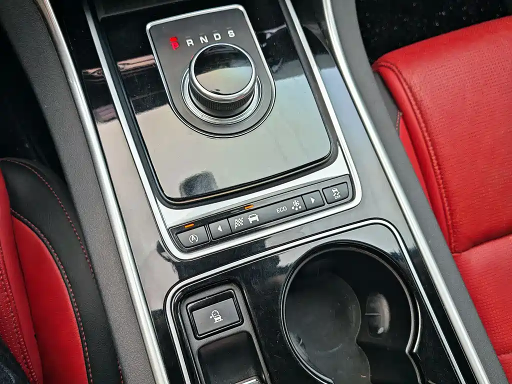 Jaguar XE 2017 — фото 10