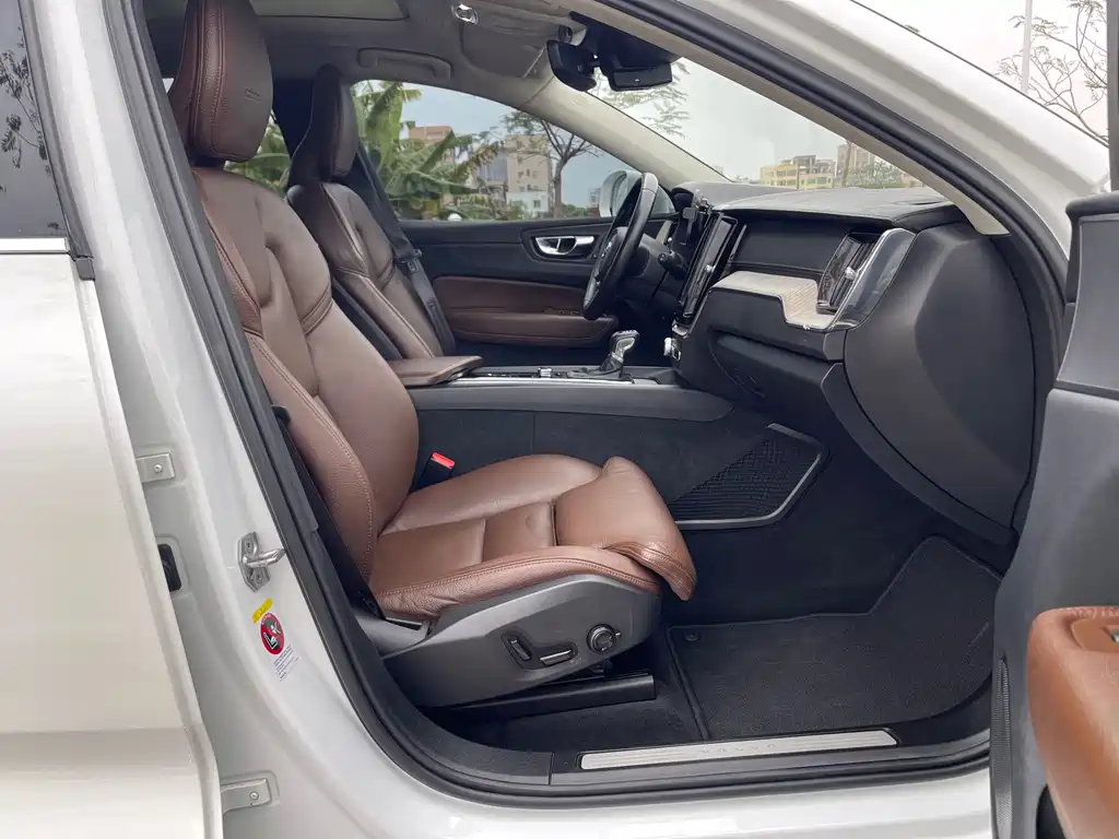 Volvo XC60 2020 — фото 10