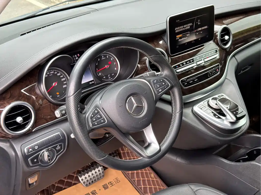 Mercedes-Benz V-Class 2018 — фото 19