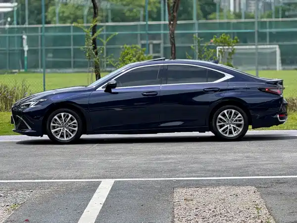 Lexus ES 2025