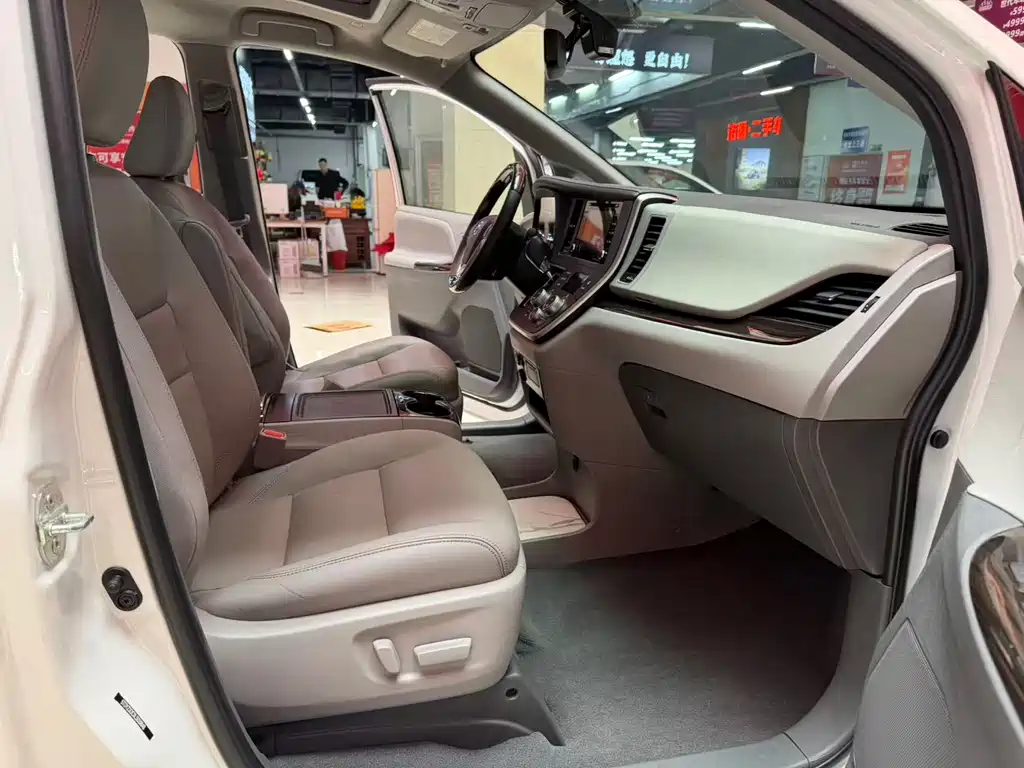 Toyota Sienna 2020 — фото 12