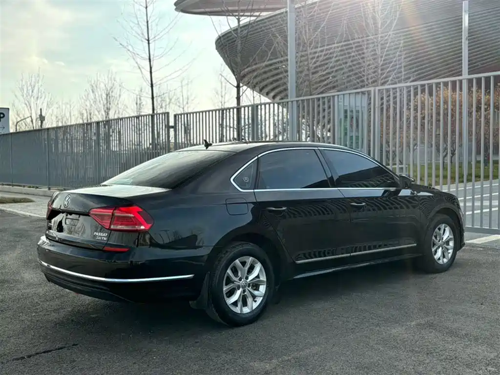 Volkswagen Passat 2018 — фото 15