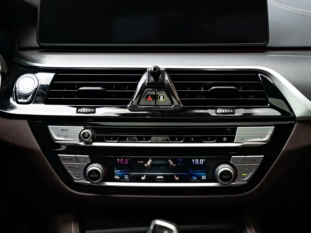 BMW 5 Series 2021 — фото 13