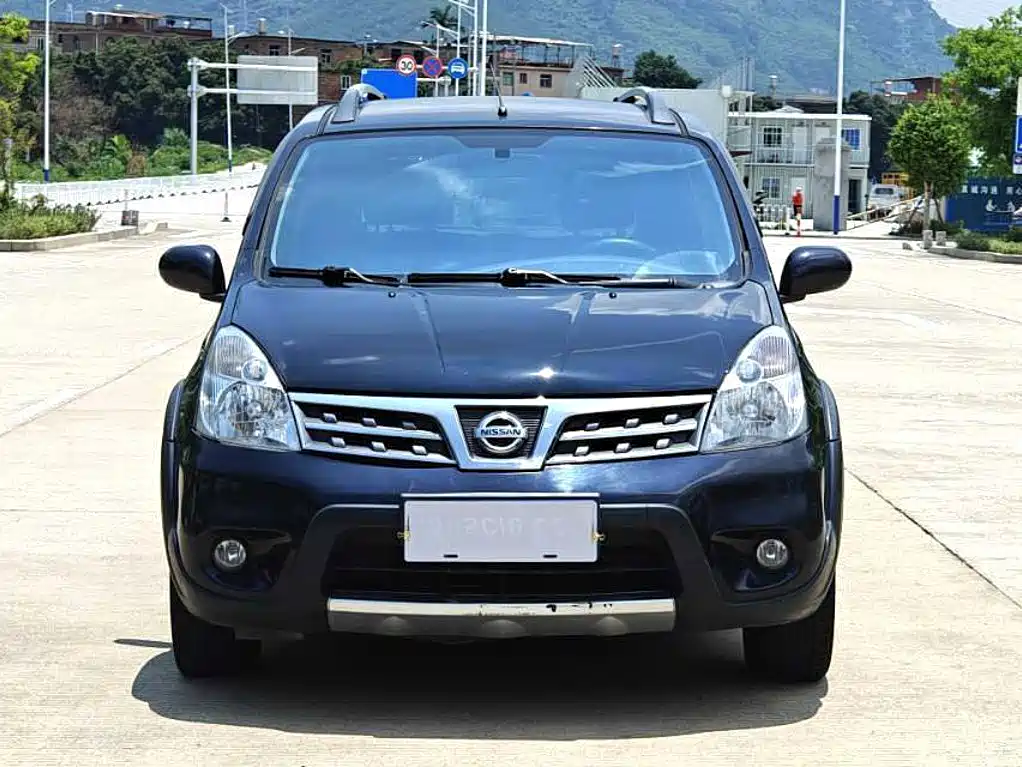 Nissan Livina 2010 — фото 2