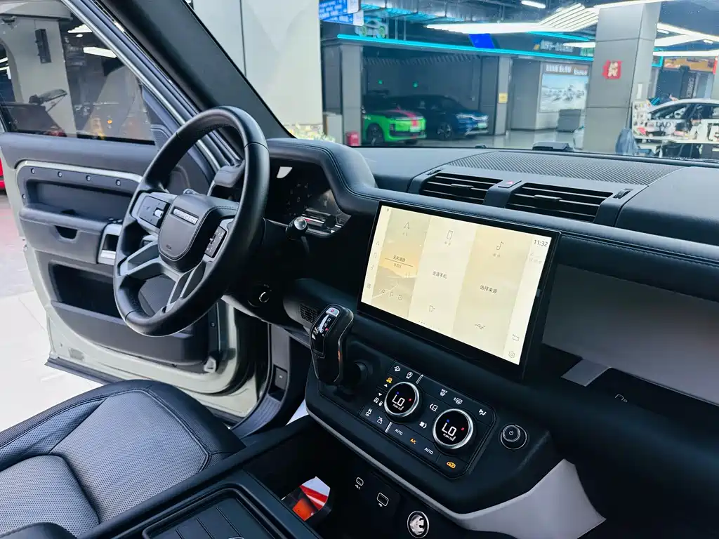 Land Rover Defender 2023 — фото 13