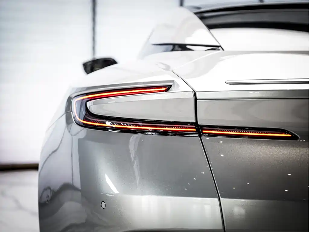 Aston Martin DB11 2018 — фото 7