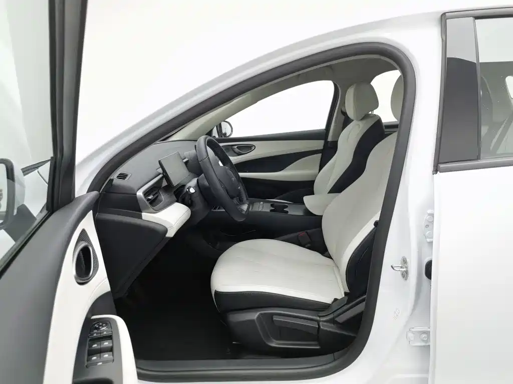 BYD Seal 05 DM-i 2025 — фото 10