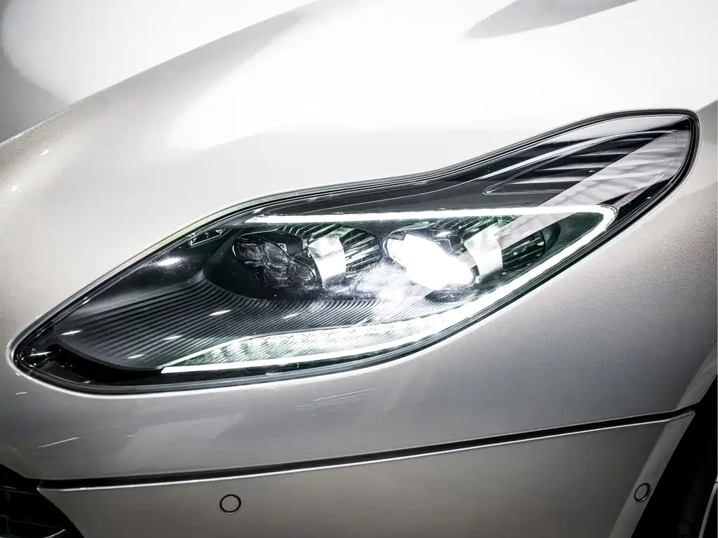Aston Martin DB11 2018 — фото 6