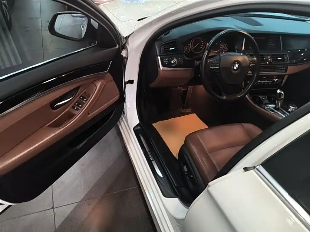BMW 5 Series 2015 — фото 16