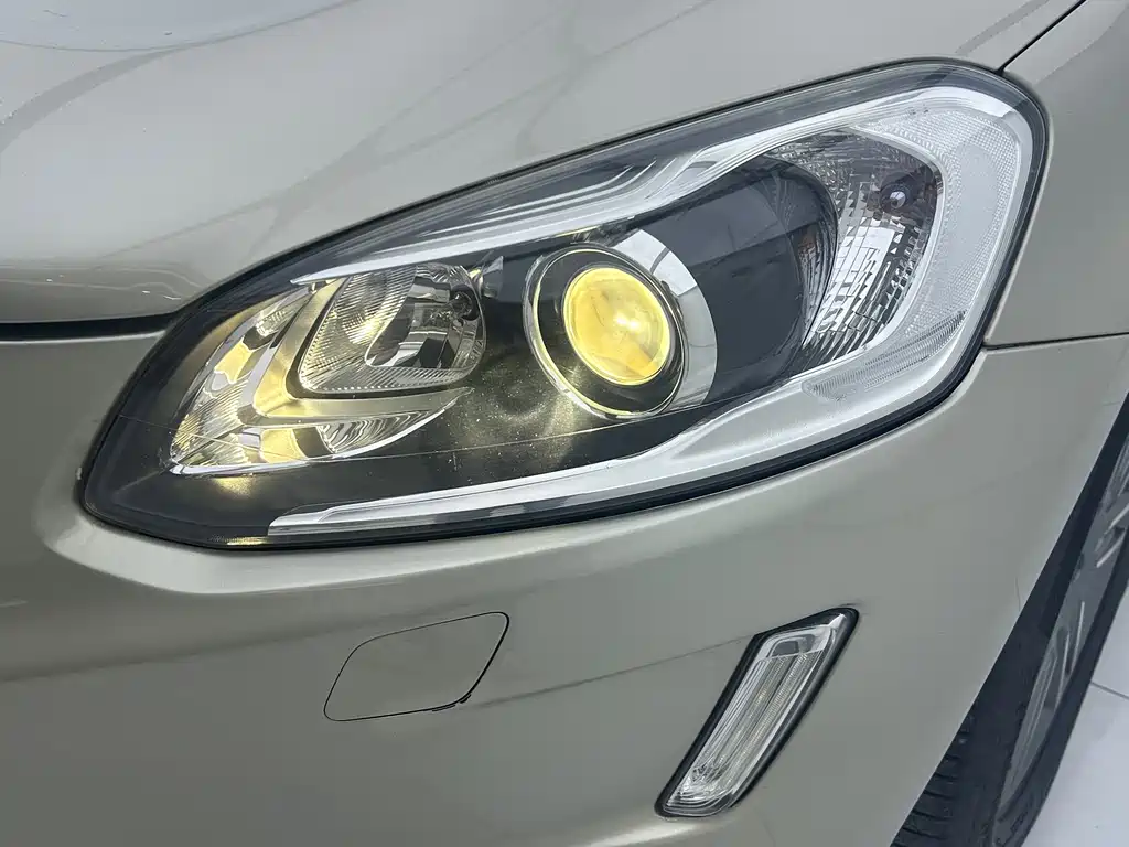 Volvo XC60 2017 — фото 16