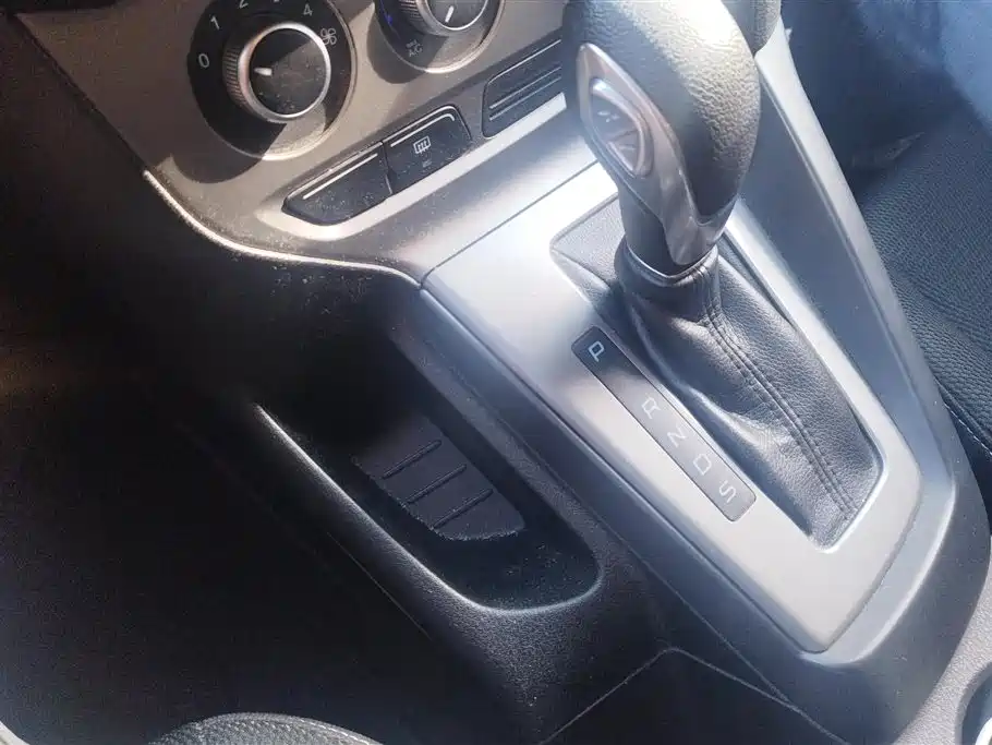 Ford Focus 2014 — фото 16