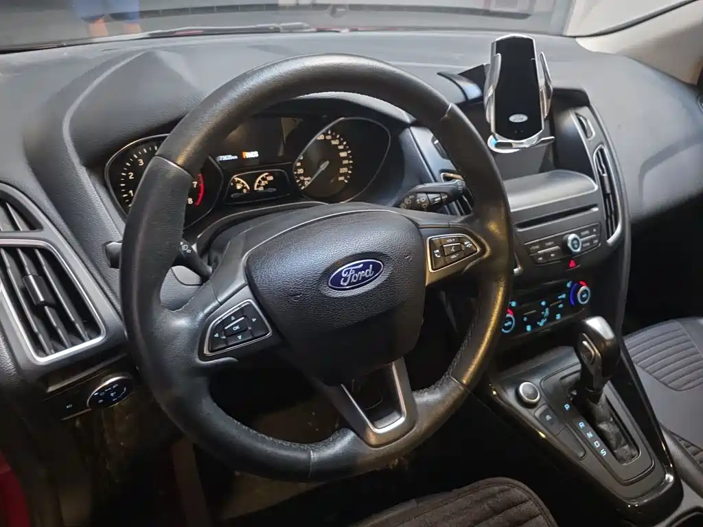 Ford Focus 2018 — фото 12