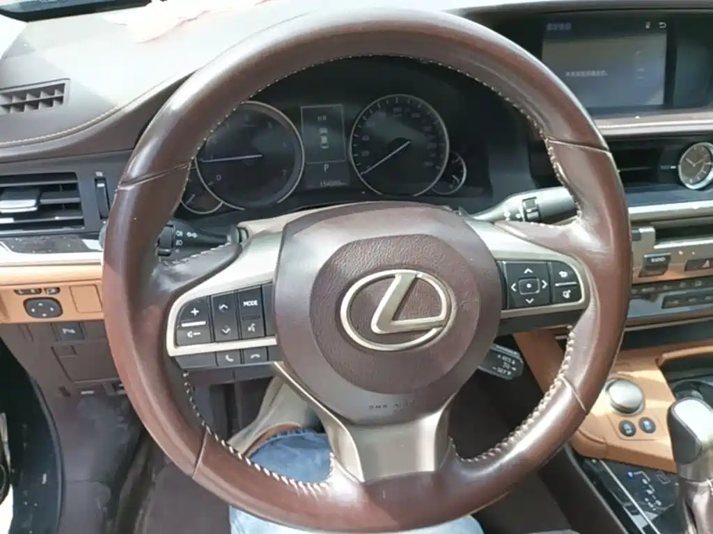Lexus ES 2017 — фото 11