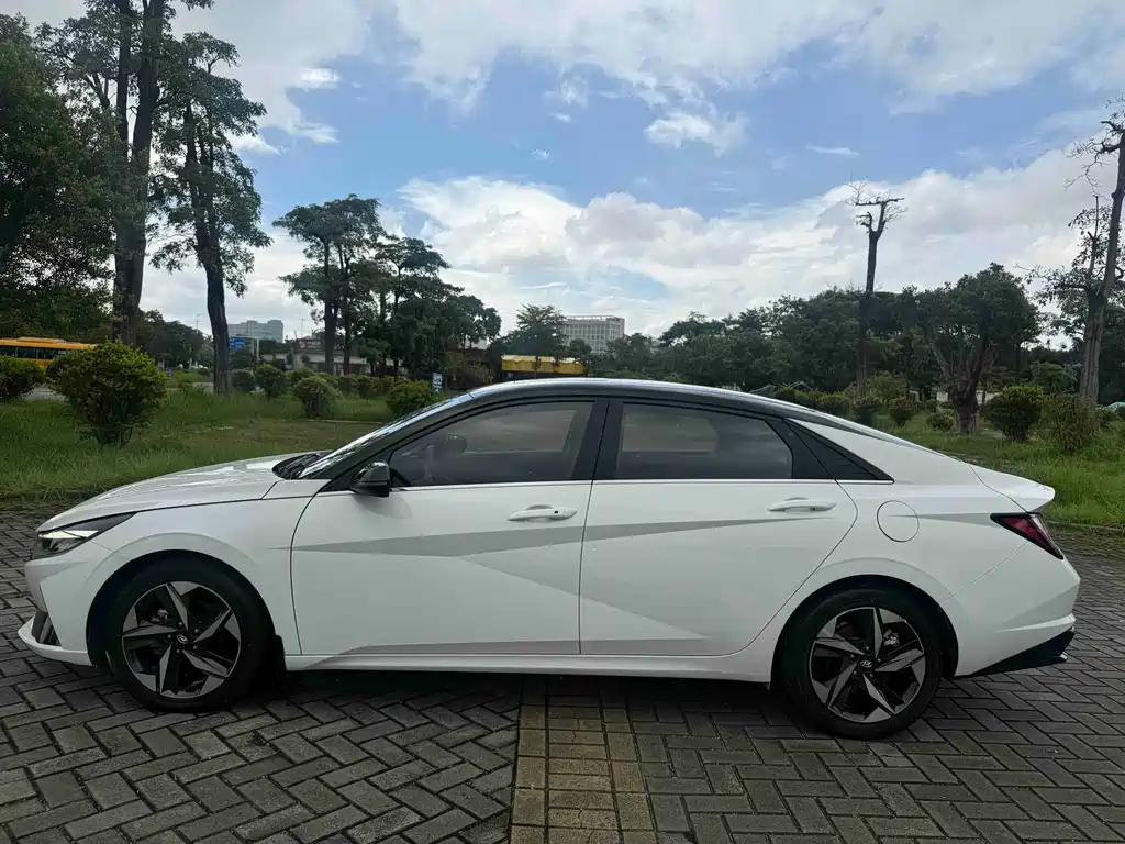 Hyundai Elantra 2022 — фото 17