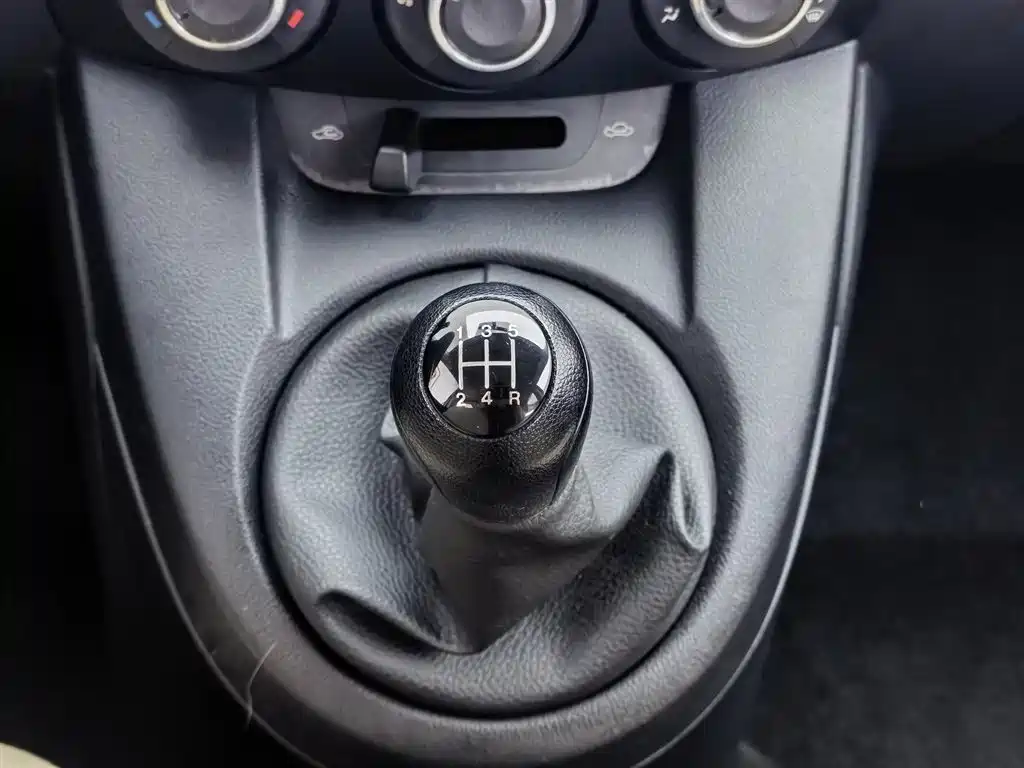 Mazda 2 2015 — фото 13