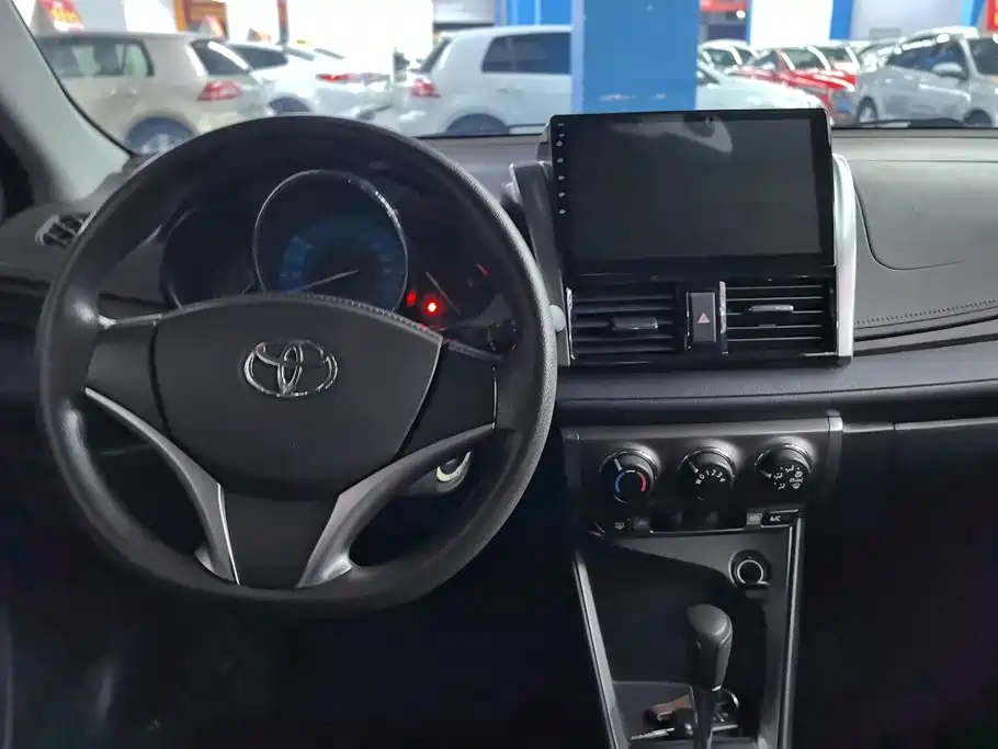 Toyota Yaris L 2016 — фото 12