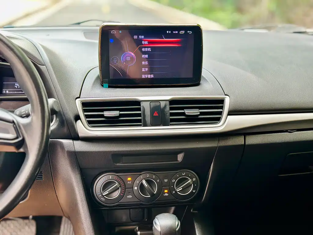 Mazda 3 Axela 2018 — фото 12