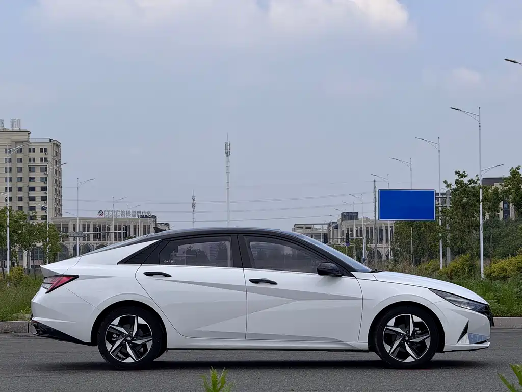Hyundai Elantra 2023 — фото 8