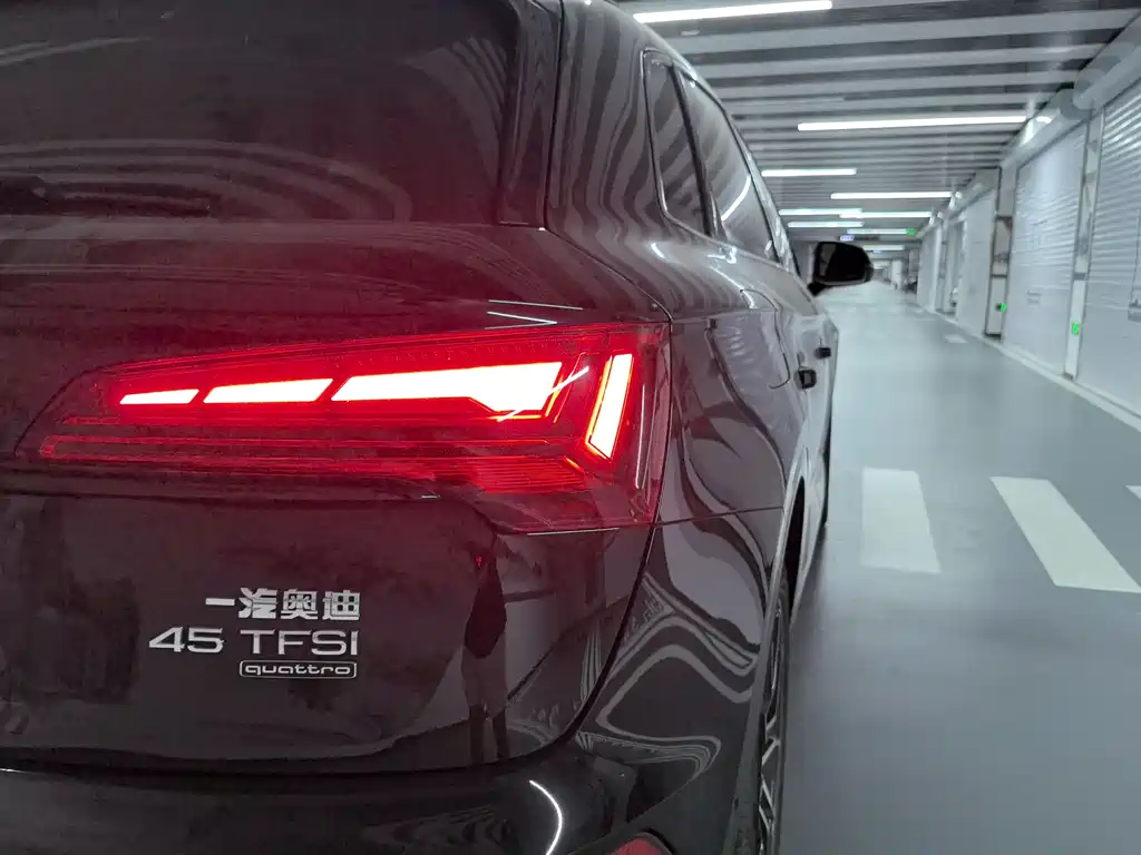 Audi Q5L 2024 — фото 11