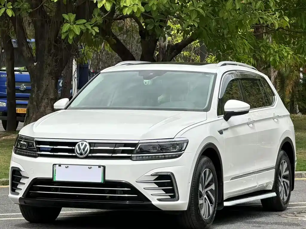 Volkswagen Tiguan L Plug-In Hybrid 2021 — фото 1
