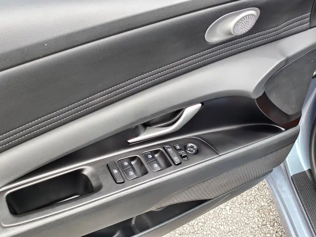 Hyundai Elantra 2023 — фото 13