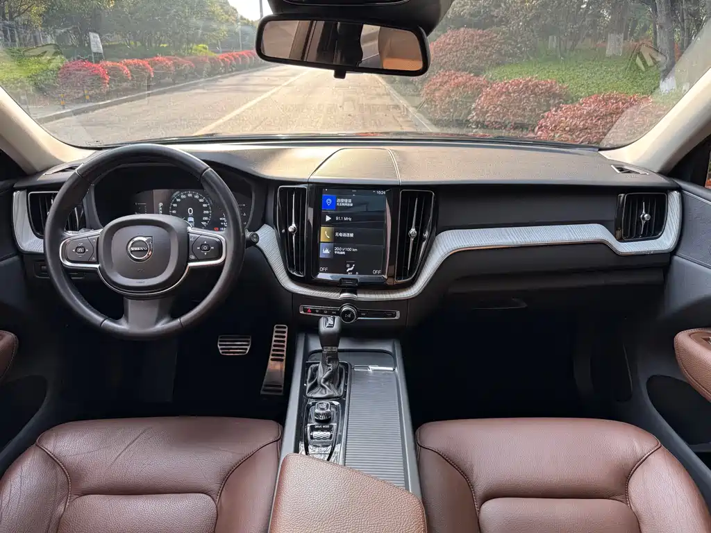 Volvo XC60 2019 — фото 14
