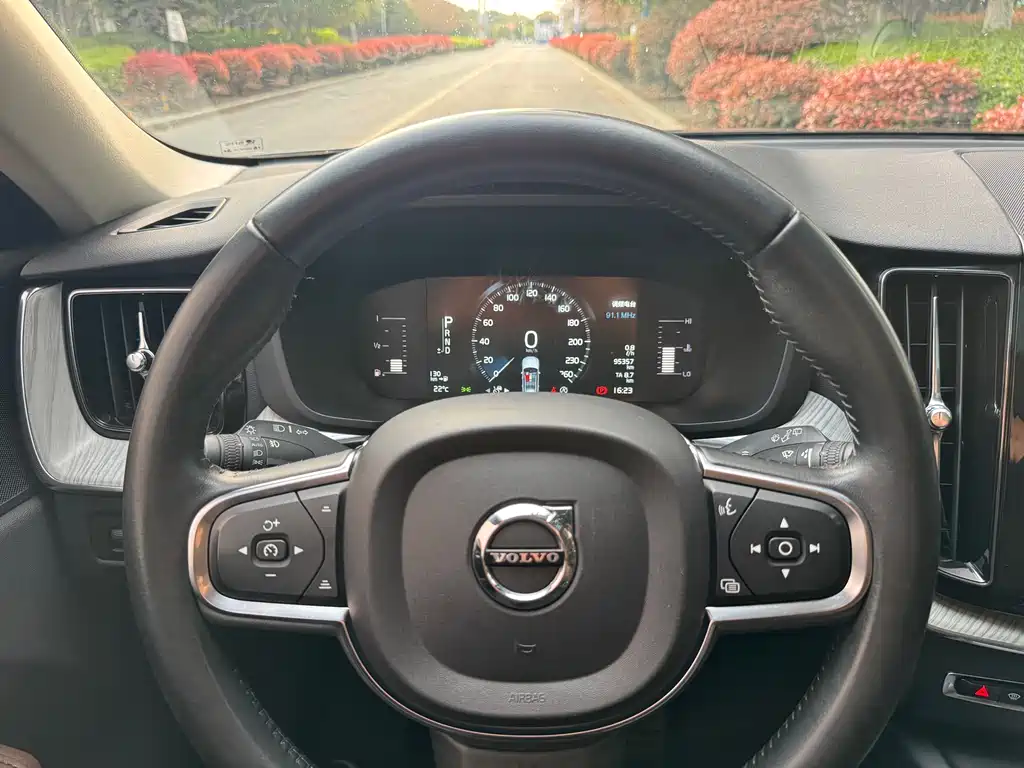 Volvo XC60 2019 — фото 9