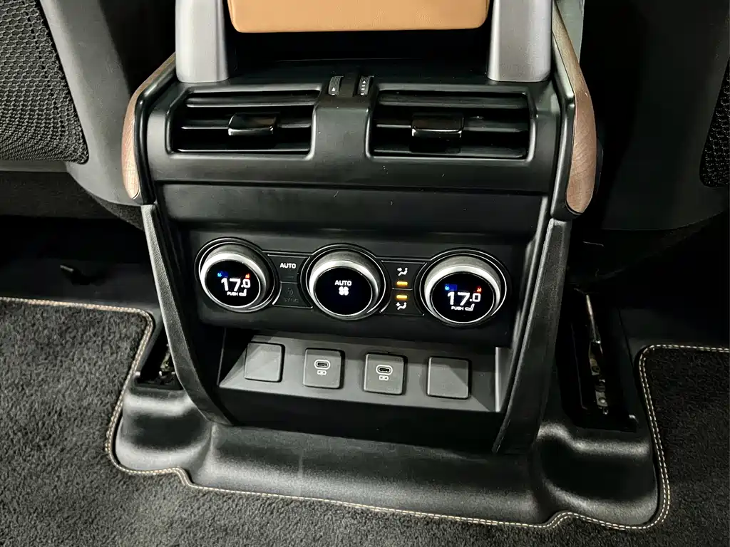 Land Rover Defender 2024 — фото 20