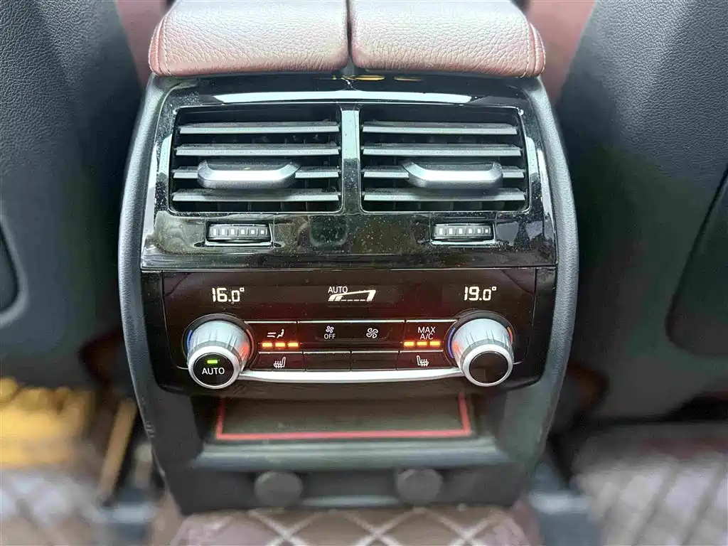 BMW 5 Series 2019 — фото 18