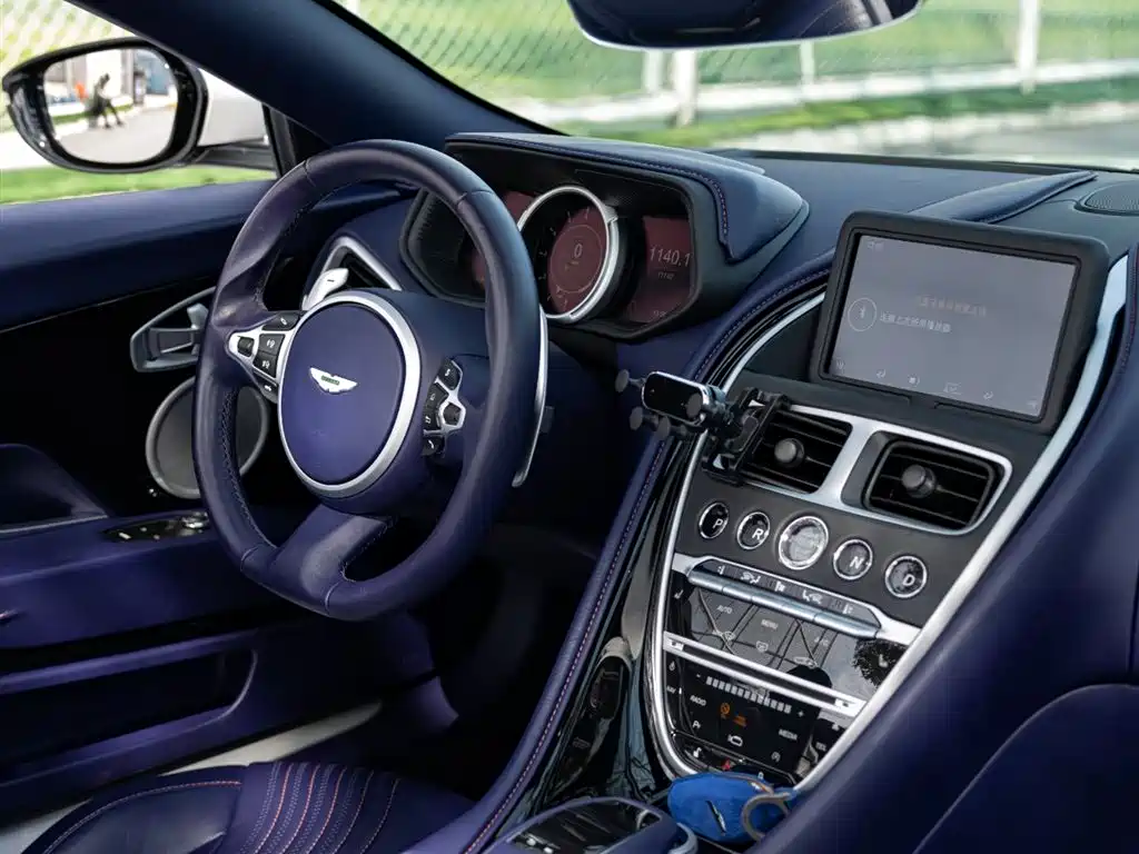 Aston Martin DB11 2019 — фото 10