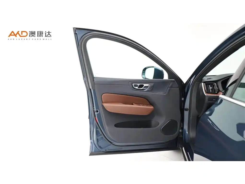 Volvo XC60 2025 — фото 10
