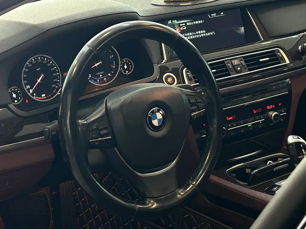 BMW 7 Series 2013 — фото 13
