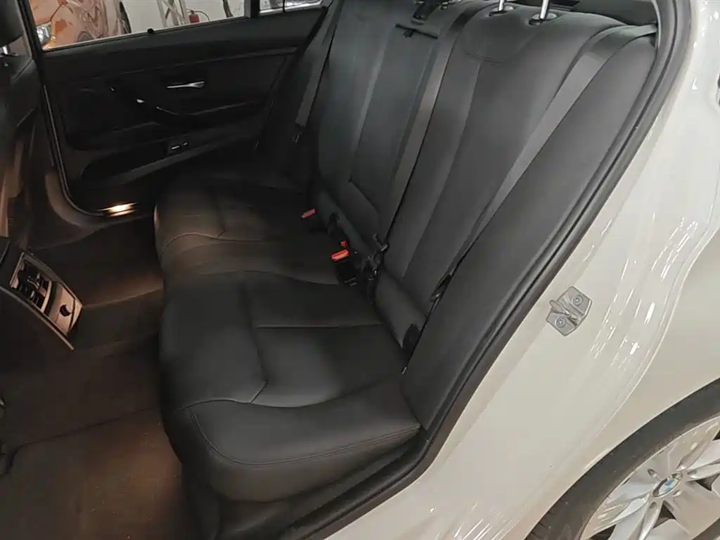 BMW 3 Series 2016 — фото 17