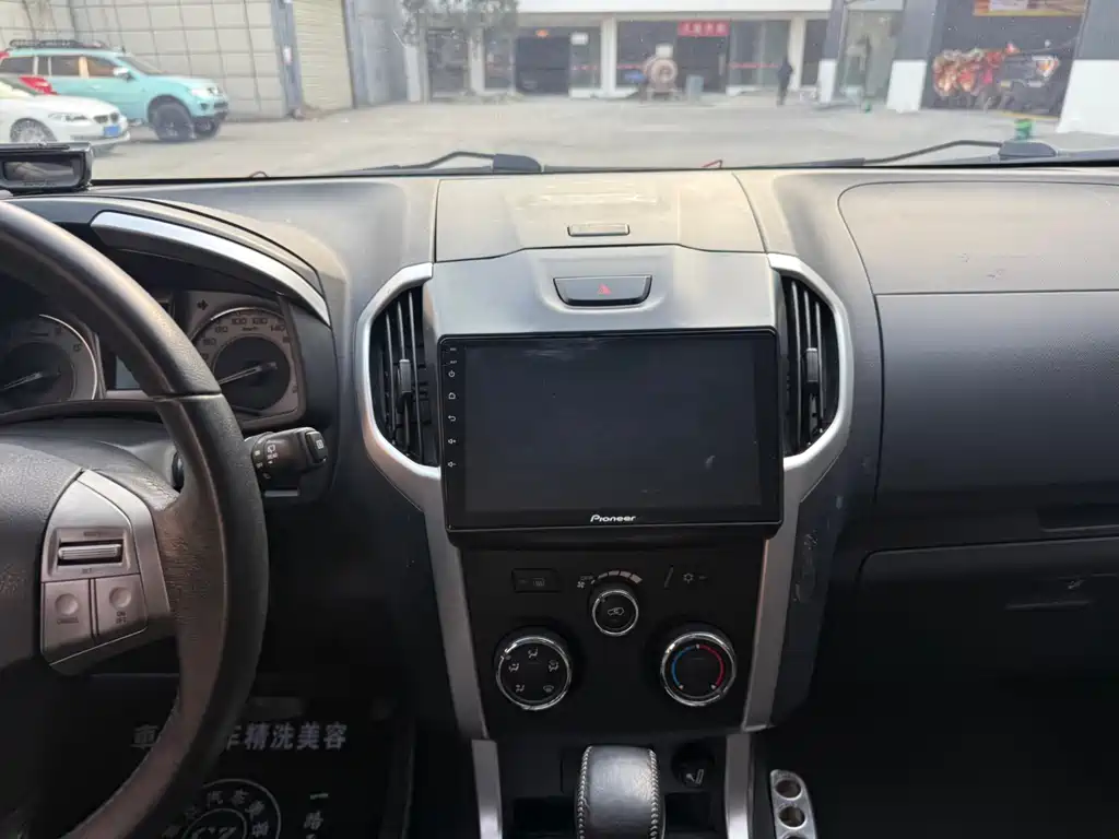 Isuzu MU-X 2016 — фото 7