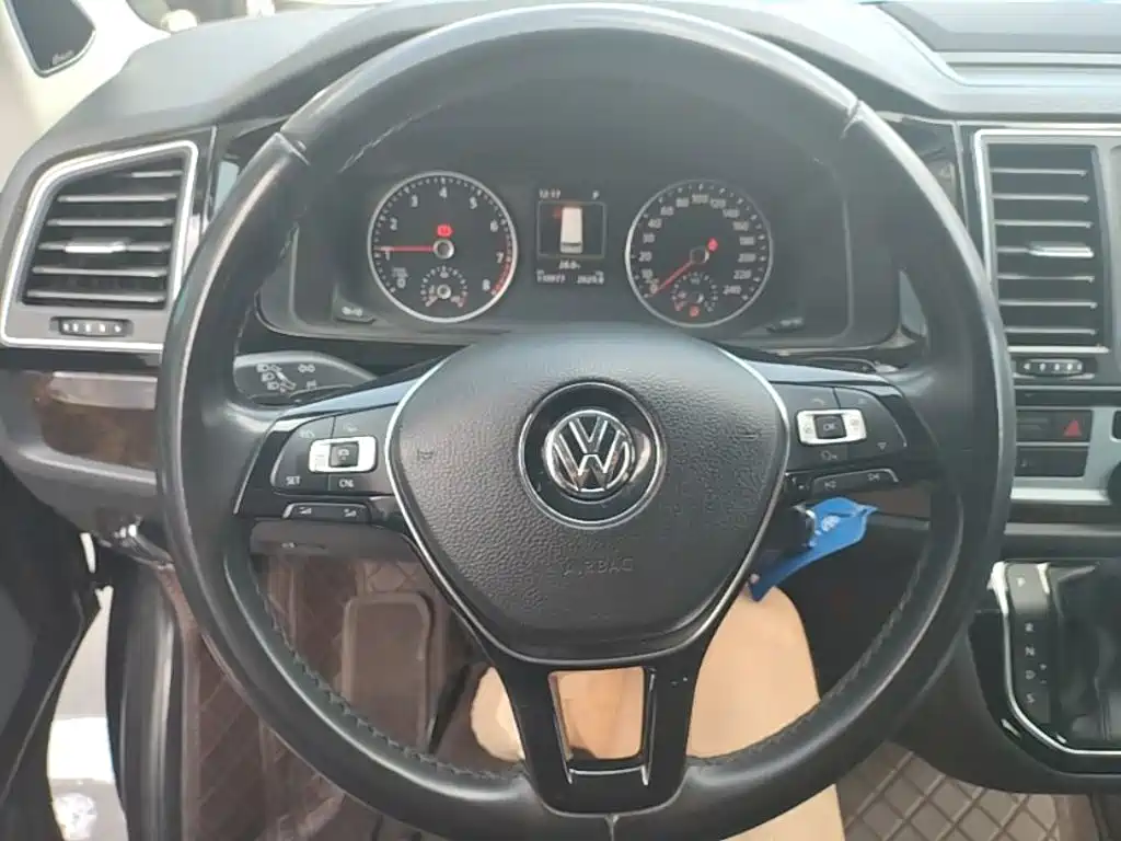 Volkswagen Multivan 2018 — фото 11