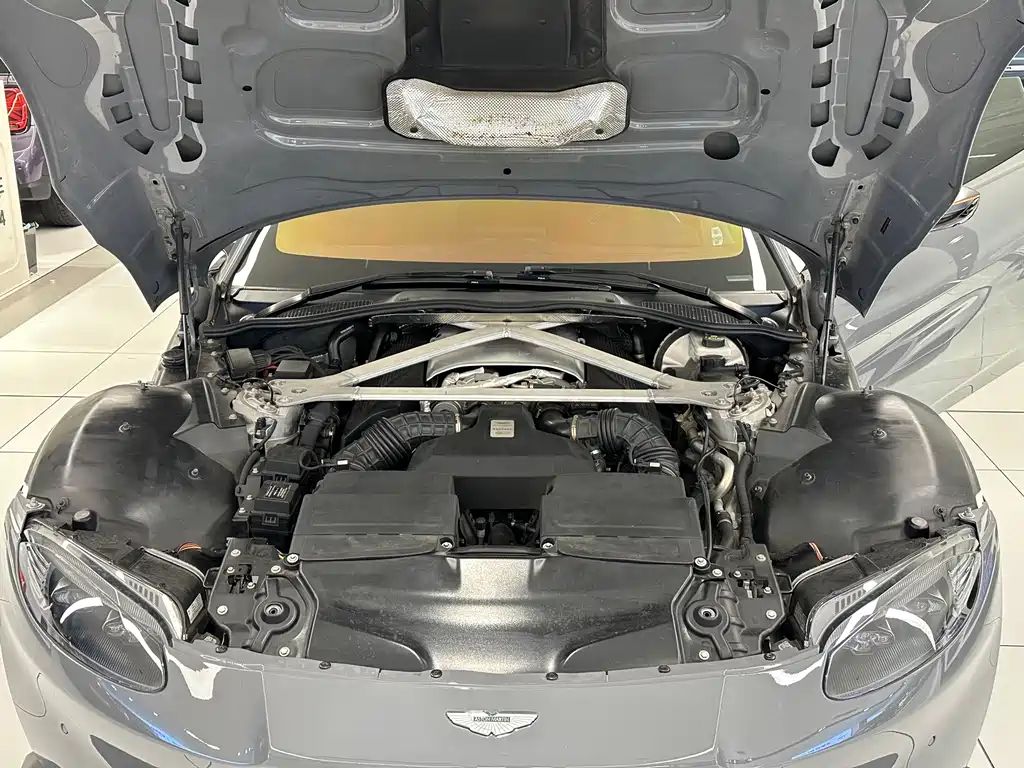 Aston Martin V8 Vantage 2019 — фото 18