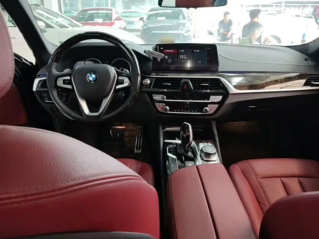 BMW 5 Series 2018 — фото 10