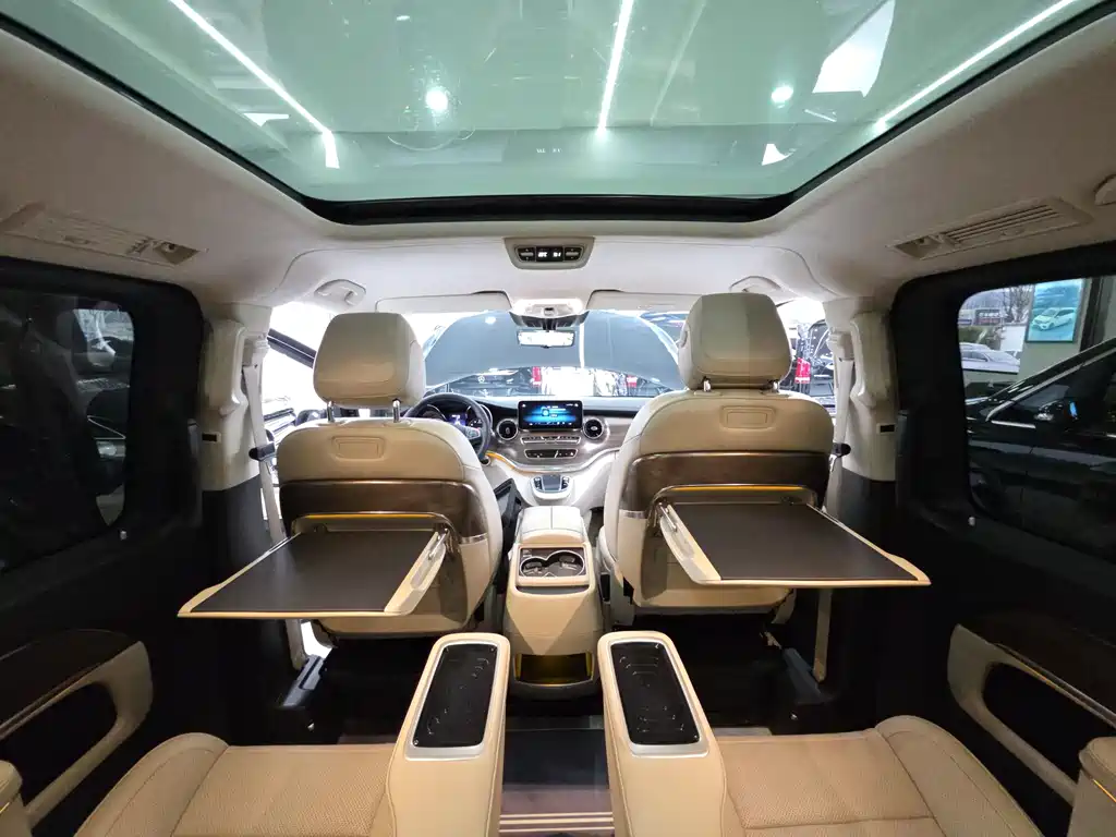 Mercedes-Benz V-Class 2023 — фото 11