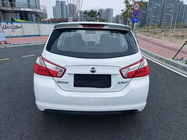 Venucia R50 2015