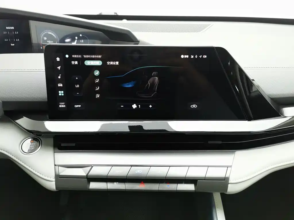 Changan UNI-V Smart Electric Idd 2023 — фото 12