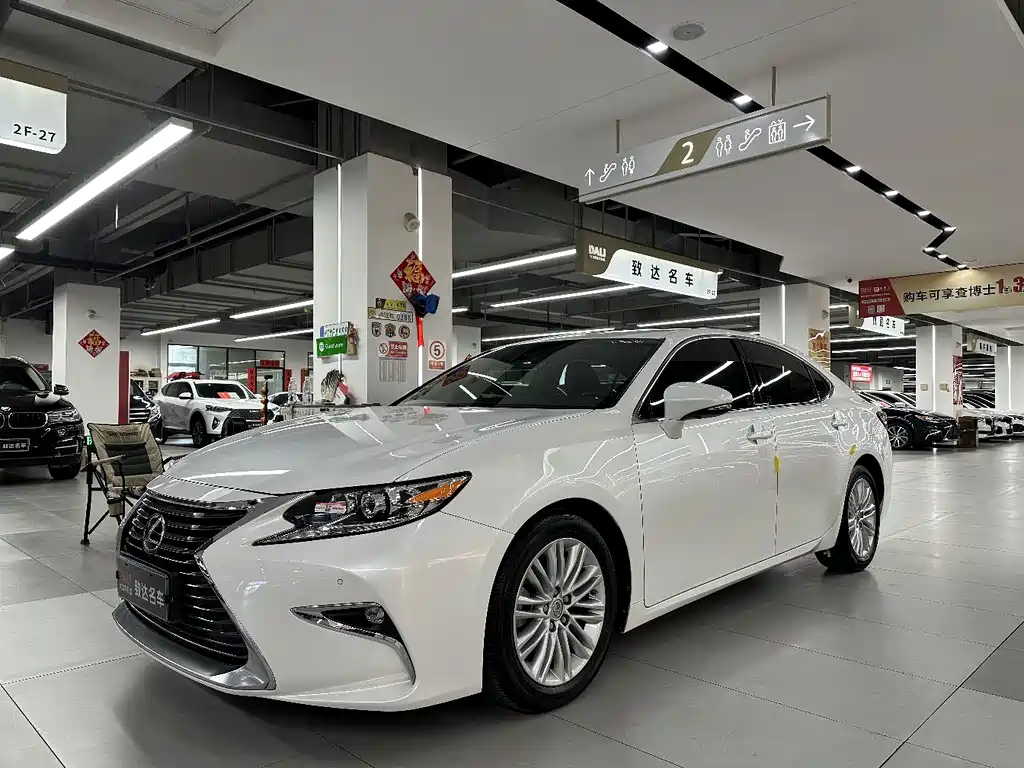 Lexus ES 2018 — фото 1