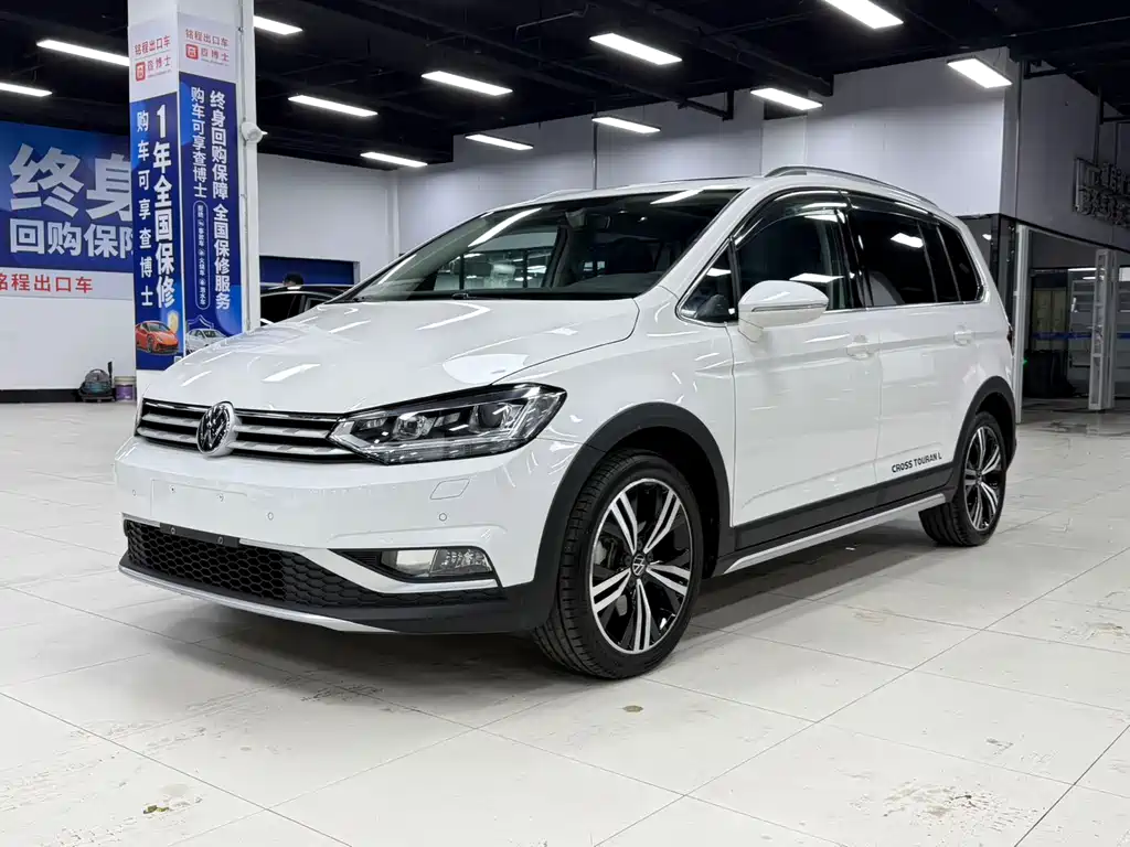 Volkswagen Touran 2022 — фото 1
