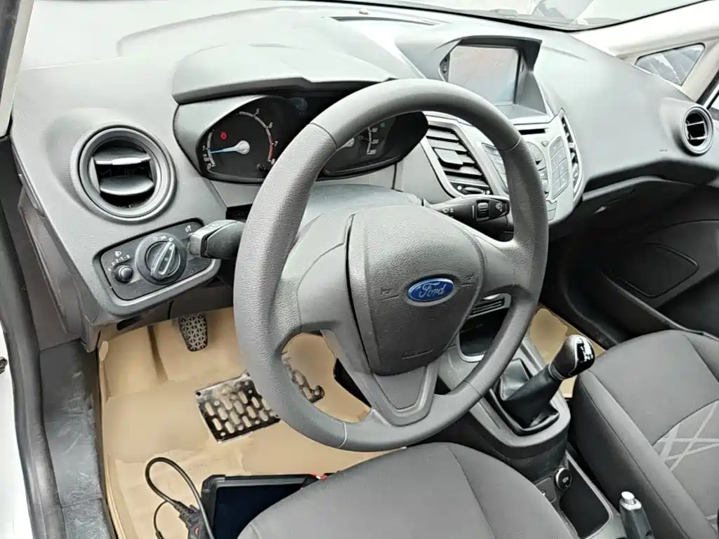 Ford Fiesta 2015 — фото 11