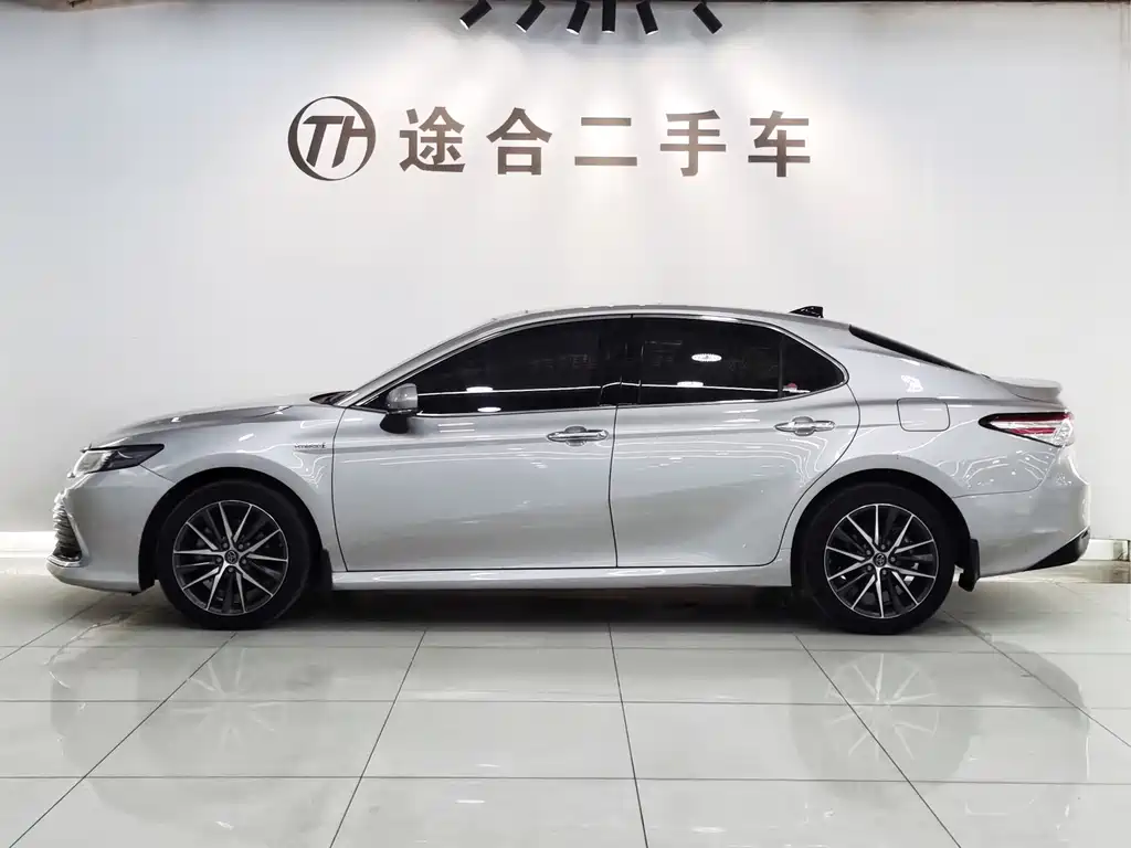 Toyota Camry 2022 — фото 3