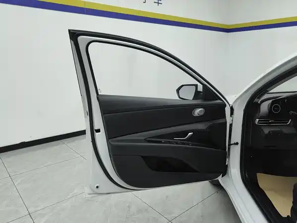 Hyundai Elantra 2024