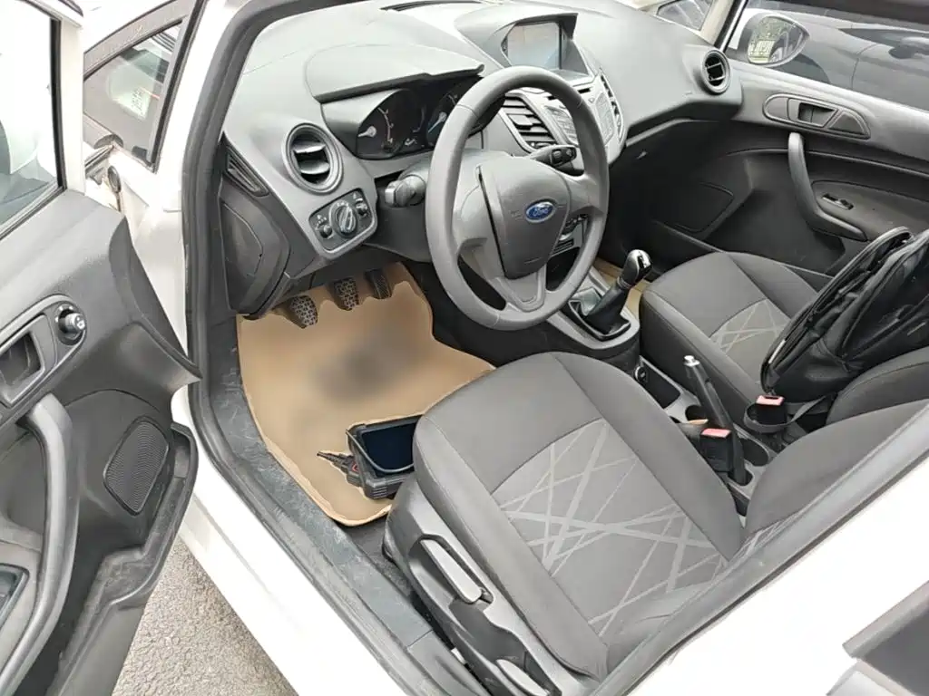 Ford Fiesta 2015 — фото 16
