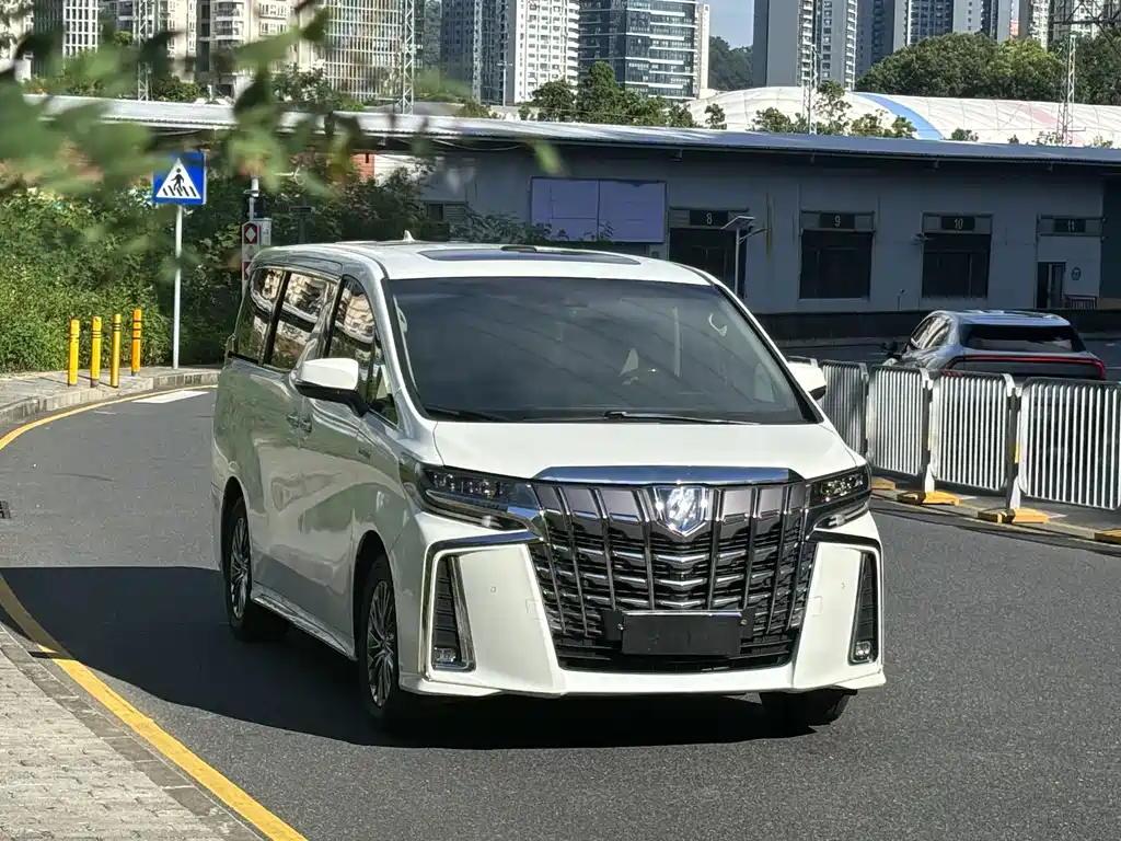 Toyota Alphard 2023 — фото 32