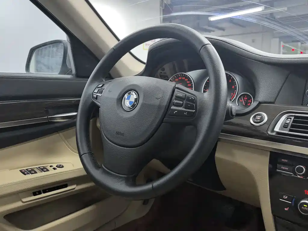 BMW 7 Series 2010 — фото 9