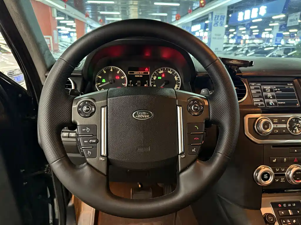 Land Rover Discovery 2015 — фото 11